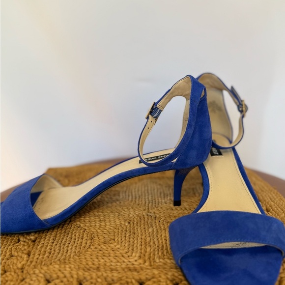 Nine West Royal Blue Suede Ankle Strap Heels Size 8 Kitten Heels - Picture 3 of 10